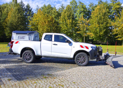 Isuzu D-Max Winterdienst Umbau HWNtec – Seitenansicht mit Hilltip Schneepflug