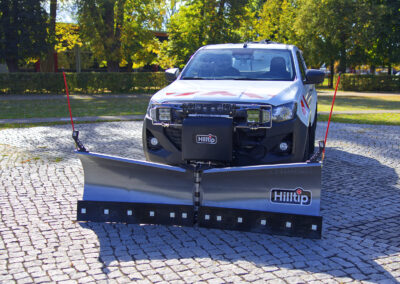 Isuzu D-Max Winterdienst Umbau HWNtec – Frontansicht mit Hilltip Vorbauschneepflug 2250 VP