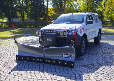 Isuzu D-Max Winterdienst Umbau HWNtec – Dreiviertelansicht vorne mit Schneepflug