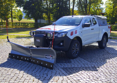 Isuzu D-Max Winterdienst Umbau HWNtec – Dreiviertelansicht vorne mit Schneepflug