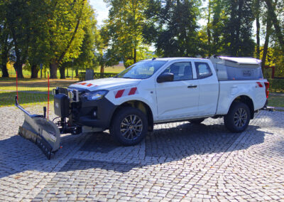Isuzu D-Max Winterdienst Umbau HWNtec – Dreiviertelansicht vorne mit Schneepflug