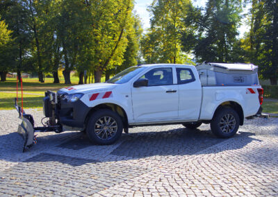 Isuzu D-Max Winterdienst Umbau HWNtec – Seitenansicht Pickup mit Aufbaustreuer