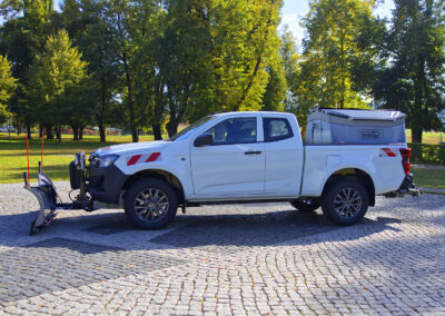 Isuzu D-Max Winterdienst Umbau HWNtec – Seitenansicht Pickup mit Aufbaustreuer