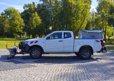 Isuzu D-Max Winterdienst Umbau HWNtec – Seitenansicht Pickup mit Aufbaustreuer