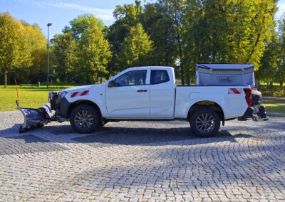 Isuzu D-Max Winterdienst Umbau HWNtec – Seitenansicht Pickup mit Aufbaustreuer