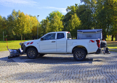 Isuzu D-Max Winterdienst Umbau HWNtec – Seitenansicht Pickup mit Aufbaustreuer
