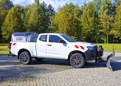 Isuzu D-Max Winterdienst Umbau HWNtec – Seitenansicht mit Hilltip Schneepflug