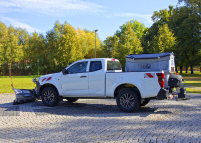 Isuzu D-Max Winterdienst Umbau HWNtec – Seitenansicht Pickup mit Aufbaustreuer