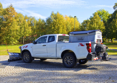 Isuzu D-Max Winterdienst Umbau HWNtec – Seitenansicht Pickup mit Aufbaustreuer