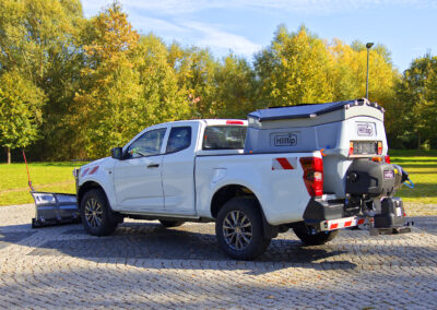 Isuzu D-Max Winterdienst Umbau HWNtec – Heckansicht schräg mit Hilltip Streuer