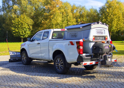 Isuzu D-Max Winterdienst Umbau HWNtec – Heckansicht schräg mit Hilltip Streuer