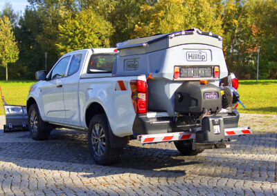Isuzu D-Max Winterdienst Umbau HWNtec – Heckansicht schräg mit Hilltip Streuer