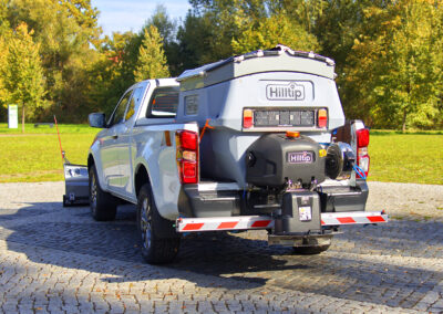 Isuzu D-Max Winterdienst Umbau HWNtec – Heckansicht mit Hilltip IceStriker Streuer