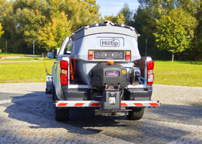 Isuzu D-Max Winterdienst Umbau HWNtec – Heckansicht mit Hilltip IceStriker Streuer