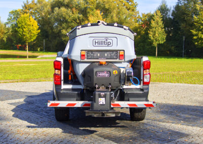 Isuzu D-Max Winterdienst Umbau HWNtec – Heckansicht mit Hilltip IceStriker Streuer