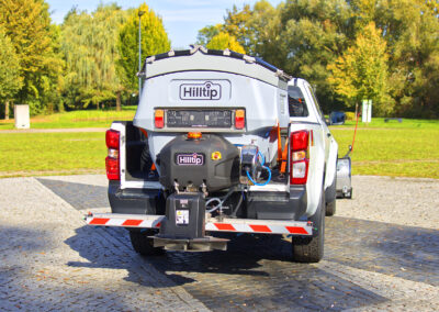 Isuzu D-Max Winterdienst Umbau HWNtec – Heckansicht mit Hilltip IceStriker Streuer