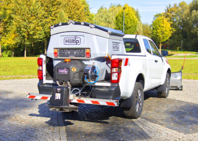 Isuzu D-Max Winterdienst Umbau HWNtec – Heckansicht schräg mit Aufbaustreuer