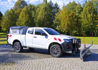 Isuzu D-Max Winterdienst Umbau HWNtec – Seitenansicht mit Hilltip Schneepflug