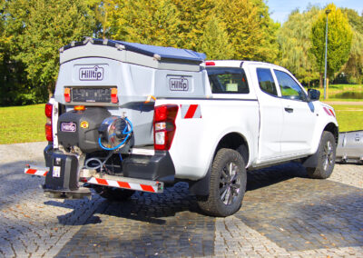 Isuzu D-Max Winterdienst Umbau HWNtec – Heckansicht schräg mit Aufbaustreuer