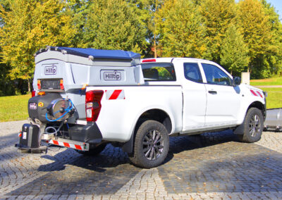 Isuzu D-Max Winterdienst Umbau HWNtec – Heckansicht schräg mit Aufbaustreuer