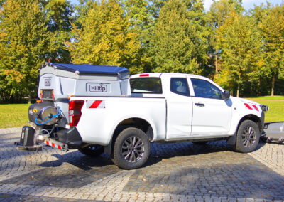 Isuzu D-Max Winterdienst Umbau HWNtec – Heckansicht schräg mit Aufbaustreuer