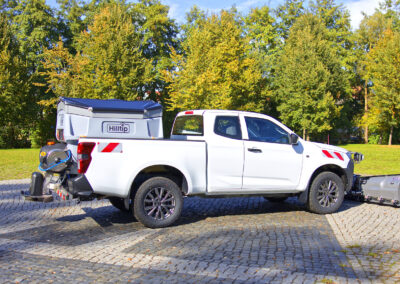 Isuzu D-Max Winterdienst Umbau HWNtec – Seitenansicht mit Streuer und Schneepflug