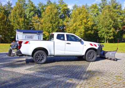 Isuzu D-Max Winterdienst Umbau HWNtec – Seitenansicht mit Streuer und Schneepflug