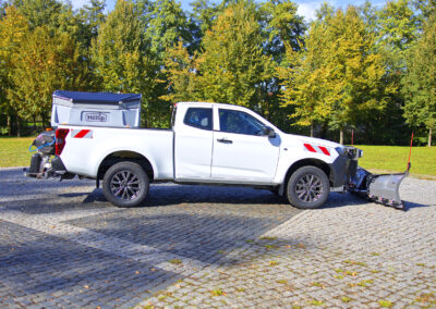 Isuzu D-Max Winterdienst Umbau HWNtec – Seitenansicht mit Streuer und Schneepflug
