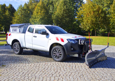 Isuzu D-Max Winterdienst Umbau HWNtec – Seitenansicht mit Hilltip Schneepflug