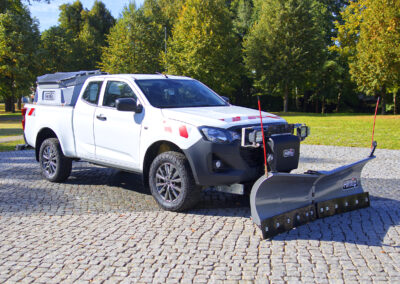 Isuzu D-Max Winterdienst Umbau HWNtec – Seitenansicht mit Hilltip Schneepflug