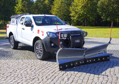 Isuzu D-Max Winterdienst Umbau HWNtec – Frontansicht schräg mit Keil-Vario Schneepflug