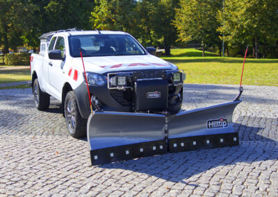 Isuzu D-Max Winterdienst Umbau HWNtec – Frontansicht schräg mit Keil-Vario Schneepflug