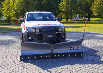 Isuzu D-Max Winterdienst Umbau HWNtec – Frontansicht mit Hilltip Vorbauschneepflug 2250 VP