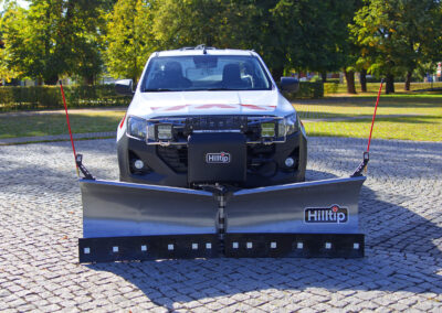 Isuzu D-Max Winterdienst Umbau HWNtec – Frontansicht mit Hilltip Vorbauschneepflug 2250 VP