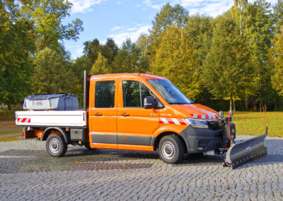 MAN TGE Winterdienst Umbau HWNtec – Dreiviertelansicht vorne mit Hilltip Schneepflug
