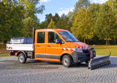 MAN TGE Winterdienst Umbau HWNtec – Dreiviertelansicht vorne mit Hilltip Schneepflug