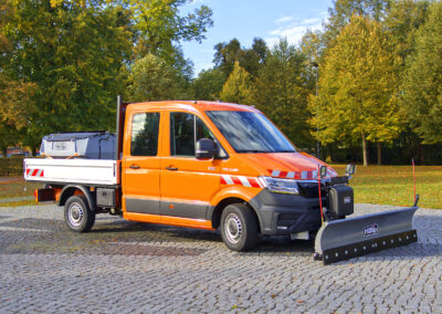 MAN TGE Winterdienst Umbau HWNtec – Dreiviertelansicht vorne mit Hilltip Schneepflug