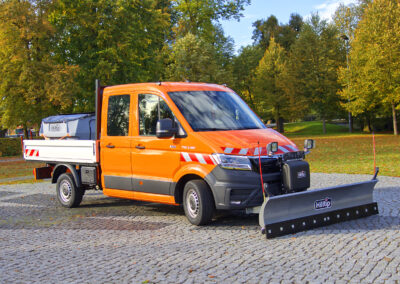 MAN TGE Winterdienst Umbau HWNtec – Dreiviertelansicht vorne mit Hilltip Schneepflug