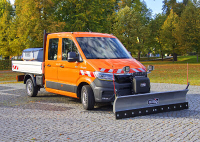MAN TGE Winterdienst Umbau HWNtec – Dreiviertelansicht vorne mit Hilltip Schneepflug