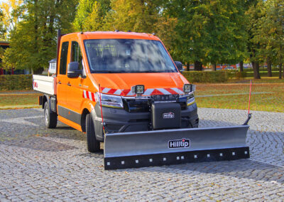 MAN TGE Winterdienst Umbau HWNtec – Frontansicht mit Hilltip Vorbauschneepflug 2400