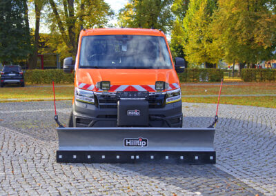 MAN TGE Winterdienst Umbau HWNtec – Frontansicht mit Hilltip Vorbauschneepflug 2400