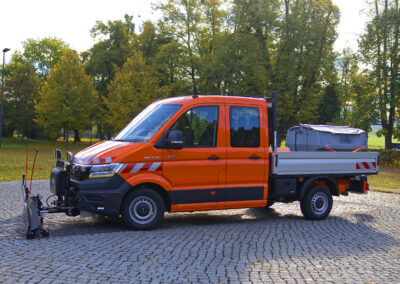 MAN TGE Winterdienst Umbau HWNtec – Seitenansicht mit Pritsche und Hilltip Streuer