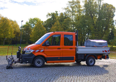 MAN TGE Winterdienst Umbau HWNtec – Seitenansicht mit Pritsche und Hilltip Streuer