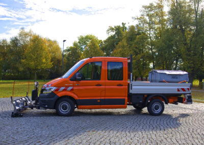 MAN TGE Winterdienst Umbau HWNtec – Seitenansicht mit Pritsche und Hilltip Streuer