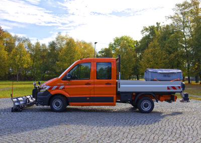 MAN TGE Winterdienst Umbau HWNtec – Seitenansicht mit Pritsche und Hilltip Streuer