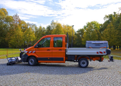 MAN TGE Winterdienst Umbau HWNtec – Seitenansicht mit Pritsche und Hilltip Streuer