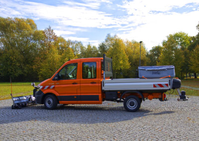 MAN TGE Winterdienst Umbau HWNtec – Seitenansicht mit Pritsche und Hilltip Streuer