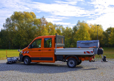 MAN TGE Winterdienst Umbau HWNtec – Seitenansicht mit Pritsche und Hilltip Streuer