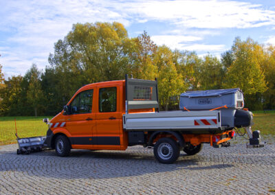MAN TGE Winterdienst Umbau HWNtec – Seitenansicht mit Pritsche und Hilltip Streuer