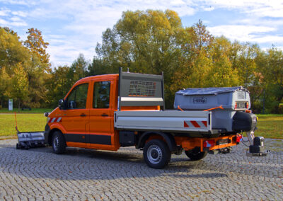 MAN TGE Winterdienst Umbau HWNtec – Heckansicht schräg mit Hilltip Streuer